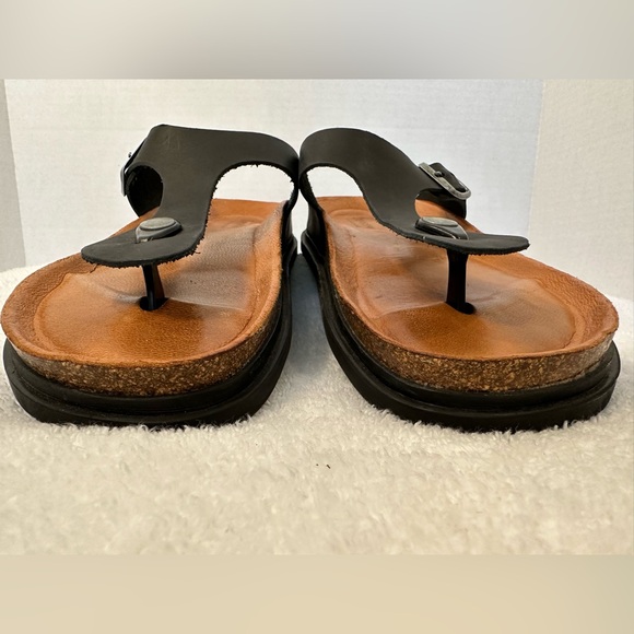 Bearpaw men’s sandal w/contour leather footbed, rubber sole, slightly cushioned. - Picture 4 of 13